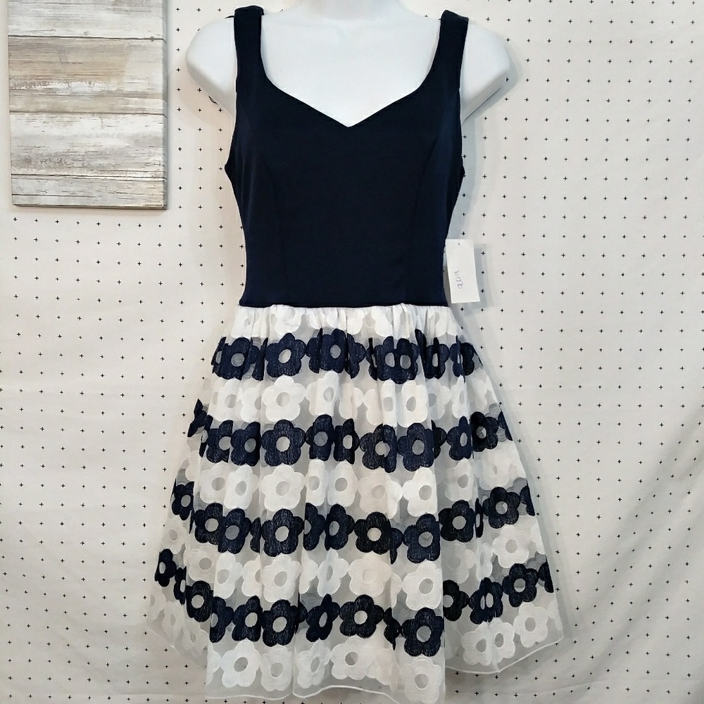 B. Darlin Sweetheart V-Neck Floral Dress